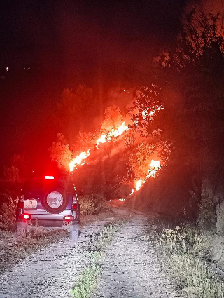 Massignano - Incendio a Villa De Vecchis, vigili del fuoco al lavoro: traffico deviato nella zona industriale